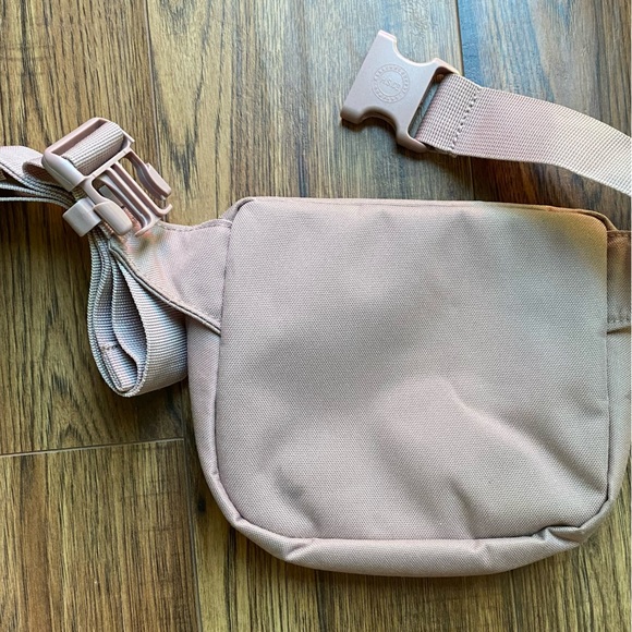Light pink Herschel fifteen fanny pack, like new! - Picture 2 of 3